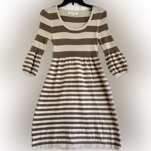 Very light sweater like material for this long sleeve sz:M dress